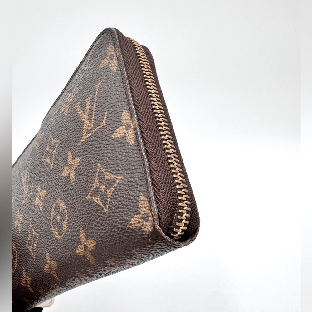 Full Inclusion Louis Vuitton Monogram Canvas Zippy Organizer Wallet. - Picture 4 of 15